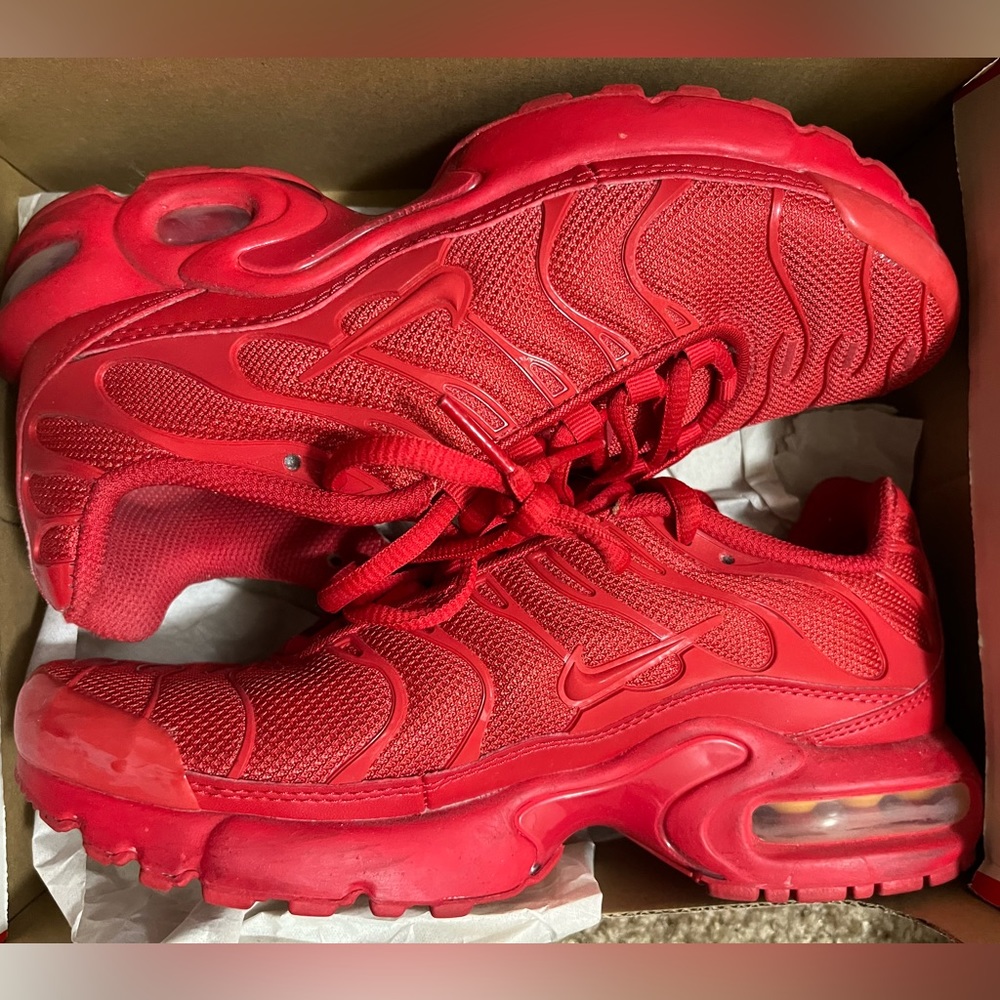 Red air max plus